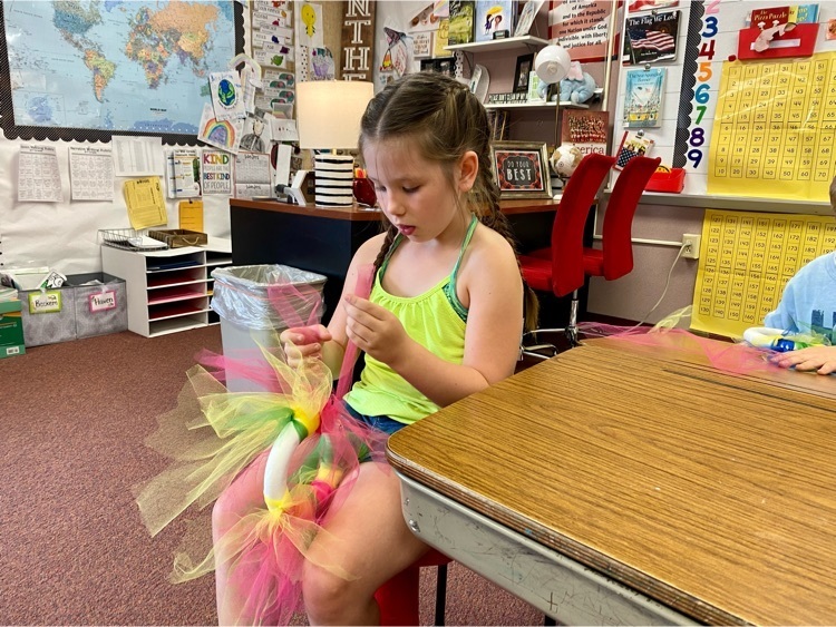 A student tying tulle on their wreath.
