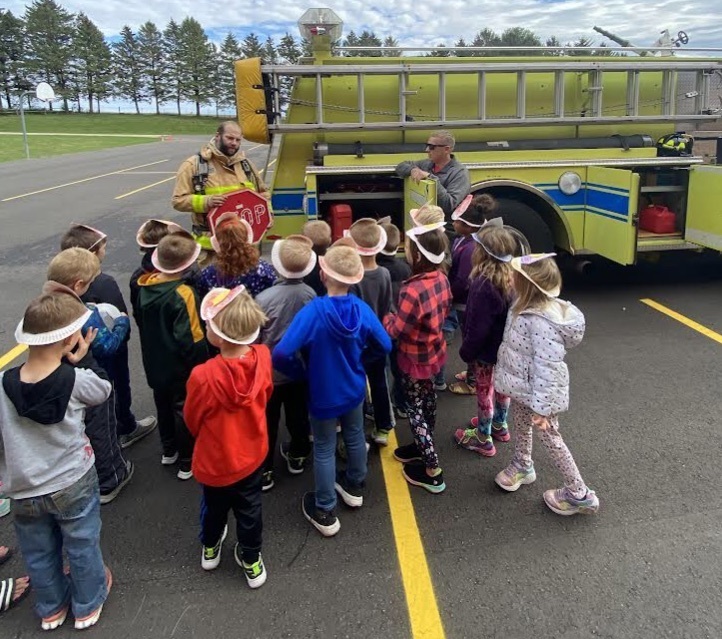 students in line to see firetruck